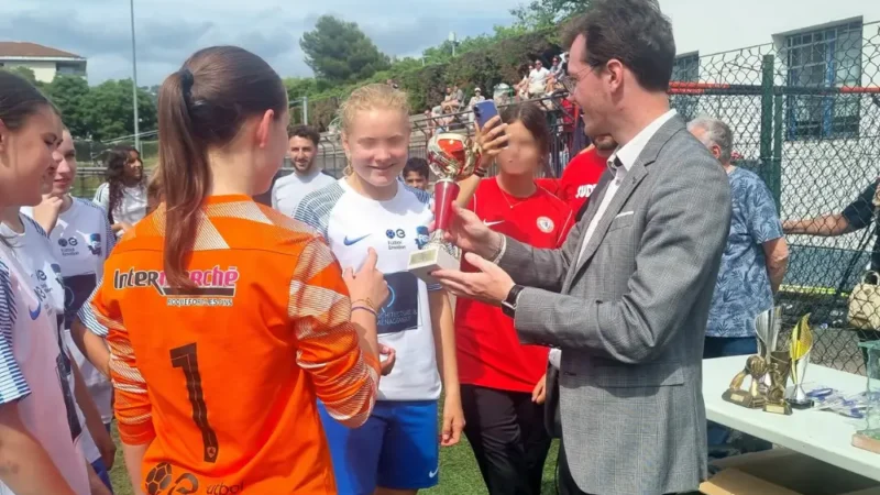 Remise des trophées par Mathieu Panciatici, conseiller départemental des Alpes Maritimes, lors d'un tournoi sportif local